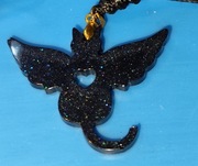 Ręcznie wykonany wisiorek z wizerunkiem koto nietoperza z żywicy epoksyd. 