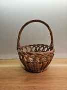 Koszyk wiklinowy vintage z zieloną obwódką 