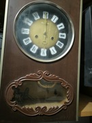 Zegar ścienny nakręcany wybija dźwięk co godzinę 