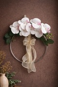 Elegancki wianek ścienny ze storczykami – dekoracja