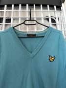 Niebieski błękitny turkusowy wełniany sweter lyle & scott w serek na długi