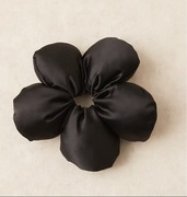 Czarna gumka do włosów kwiat z poduszkami So Glossy