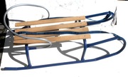 Sanki metalowe z oparciem, drewniane siedzisko  90 cm