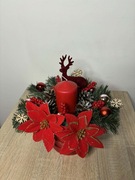 Stroik świąteczny ze świecą w czerwonych kolorach