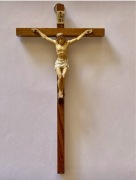 Krzyżyk drewniany z wizerunkiem pięknym Chrystusa. Krzyżyk z Watykanu