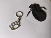 Brelok z mosiądzu srebrzony kastet handmade breloczek zawieszka