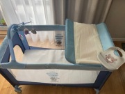 SMIKI łóżeczko turystyczne niebieskie z karuzelą i przewijakiem