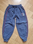 granatowe spodnie dresowe