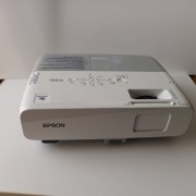 Projektor Epson EB-825H - pilot + kable