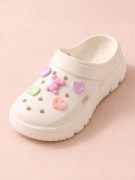 kapcie stylowe z ozdobami przypinkami