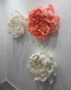 Kwiat z krepiny na ścianę 1 szt.