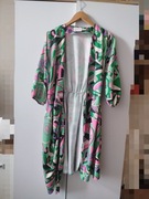 Sukienka z krótkim rękawem.