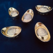 **TALIZMAN Feng Shui 5 pozłacanych „chińskich sztabek” 1980+