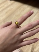 Ręcznie robiony perłowy pierścionek.