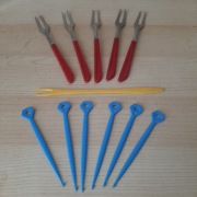 Vintage zestaw do zakąsek z PRL-u widelczyki wykałaczki do zakąsek 12 sztuk