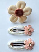 Zestaw do włosów: 1 gumka i 2 spinki z kwiatami. Kolor: beżowy