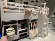 Łóżko piętrowe z szafkami i półkami