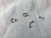 Tytanowe kolczyki do piercingu ARIF: labret z dyskiem, podkowa, banan
