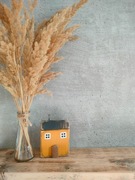 Drewniany domek musztardowy dekoracja