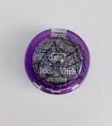 topper do powiek tworzy efekt mokrej tafli i hipnotyzującego blasku