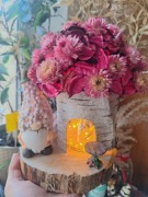 Własnoręcznie wykonana dekoracja na drewnie z krasnalem