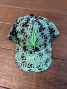 Czapka z daszkiem w liście zielone