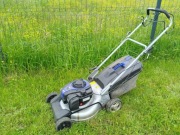 Trzy kosiarki do naprawy. 