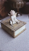 Duża szkatułka z amorkiem-Anioł  ( Putto ) siedzący na starej księdze.