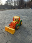 Duży traktor-ładowara