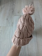 Różowa czapka z pomponem, House