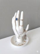 Stojak na biżuterię w kształcie ręki