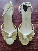 Skórzane buty na obcasie kremowe