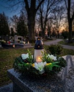 Elegancki stroik nagrobny ze zniczem – białe róże i szyszki