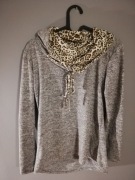 szara bluza ze wstawkami w panterke