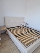 Łóżko z nowym materacem i dwie szafki