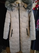 Ładny długi płaszczyk ,ładnie podkreśla talię.