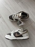 Nike Dunk Low – stylowe sneakersy w odcieniach beżu i brązu 