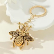 Realistyczny brelok pszczoła