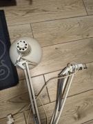 Lampa biurkowa Luxo z regulowanym ramieniem – klasyczna i funkcjonalna