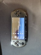PSP E1004 z grami i częściami zamiennymi oraz kartami pamięci
