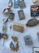 Zestaw metalowych odznak 70 sztuk