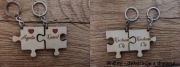 Zestaw dwóch breloków w kształcie puzzli grawer