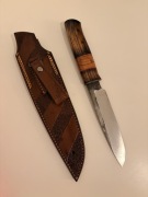 Nóż ręcznie robiony bushcraft rękojeść drewno, pochwa skórzana