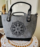 Torebka filcowa z haftem