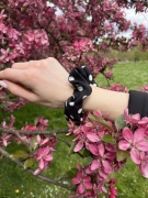 Jedwabne scrunchie w kropki 