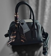 Czarna torebka kuferek Unibella ze wstążką