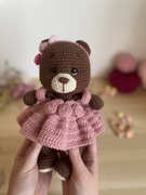 Szydełkowana zabawka „Misiek w sukience