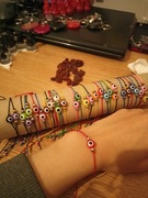 30 ręcznie robionych, kolorowych bransoletek z talizmanem oko proroka.  