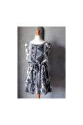 Urocza sukienka print geometria kontrast XS S