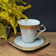 Mała filiżanka i kwadratowy spodek biała ze złoceniami